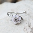 Piercing anneau cartilage / nez � fleur d'opales