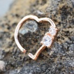 Piercing anneau en forme de coeur cuivré à strass