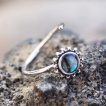 Piercing anneau tordable � fleur nacr�e d'abalone