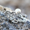 Piercing cartilage coeur pavé de strass à chaine