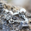 Piercing cartilage coeur pavé de strass à chaine