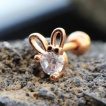 Piercing cartilage cuivré à tête de lapin stylisée