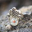 Piercing cartilage Hamsa pavé de strass