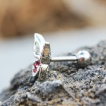 Piercing cartilage papillon à strass rouges