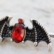 Piercing industriel � ailes de d�mon strass rouges rubis
