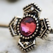 Piercing industriel croix m�di�vale sertie