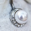 Piercing nombril � arc de strass et perle ivoire