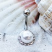 Piercing nombril � arc de strass et perle ivoire