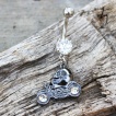 Piercing nombril biker � crane pos� sur une moto