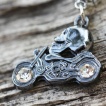 Piercing nombril biker � crane pos� sur une moto