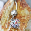 Piercing nombril cage en coeur à pierres multicolores