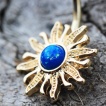 Piercing nombril dor� soleil ardent avec Opale bleue