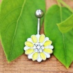 Piercing nombril fleur fantaisie jaune et blanche à strass
