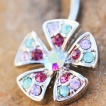 Piercing nombril fleur à pétales triangulaires multicolores