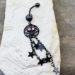 Piercing nombril noir � crane et �toiles style attrape-r�ves