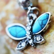 Piercing nombril papillon vintage � ailes de turquoise