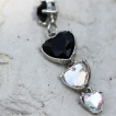Piercing nombril serti � pendentif trio de coeurs