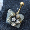 Piercing nombril plaqué or fleur exotique vintage avec strass