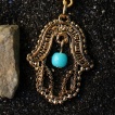 Piercing nombril plaqué or hamsa vintage ouverte avec turquoises