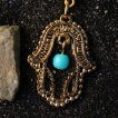Piercing nombril plaqué or hamsa vintage ouverte avec turquoises