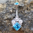 Piercing nombril style victorien à losange bleu surmonté de strass clair