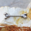 Piercing t�ton en forme d'os tachet�