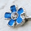 Piercing t�ton fleurs emaill�es bleues serties