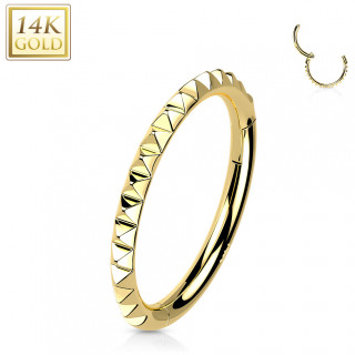 Anneau charni�re en or jaune 14 carats � reliefs pyramides