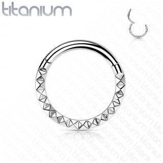 Anneau charni�re en Titane � arc de pyramides