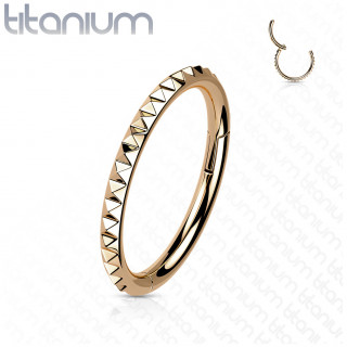 Anneau charni�re en Titane cuivr� � reliefs pyramides