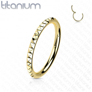 Anneau charni�re en Titane dor� � reliefs pyramides