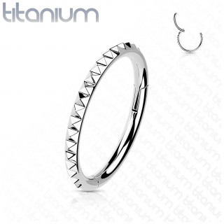 Anneau charni�re en Titane � reliefs pyramides