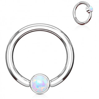 Anneau � cylindre captif serti d'une opale blanche