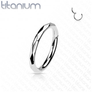 Anneau segment facett� en Titane Argent� � charni�re