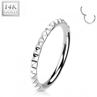 Anneau charni�re en or blanc 14 carats � reliefs pyramides