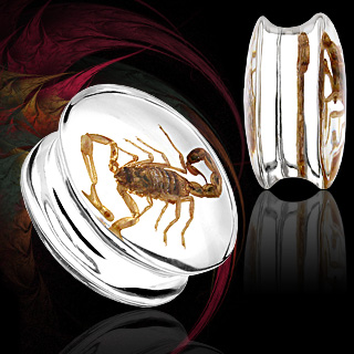 Piercing �carteur type plug en r�sine renfermant un scorpion