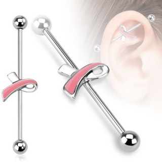 Piercing industriel avec ruban rose