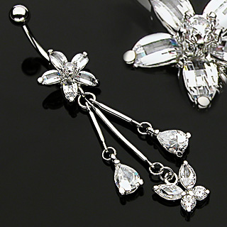 Piercing nombril fleur � cinq p�tales puis 3 pendentifs