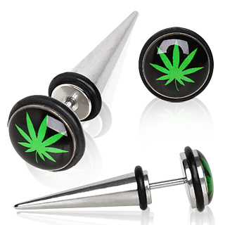 Piercing oreille style faux �carteur � feuille de cannabis verte