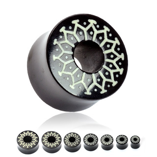 Piercing plug corne � gravure tribale avec r�sine