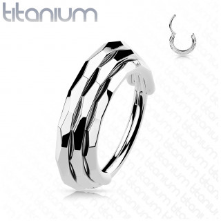 Piercing triple anneau titane facett� � fermeture charni�re